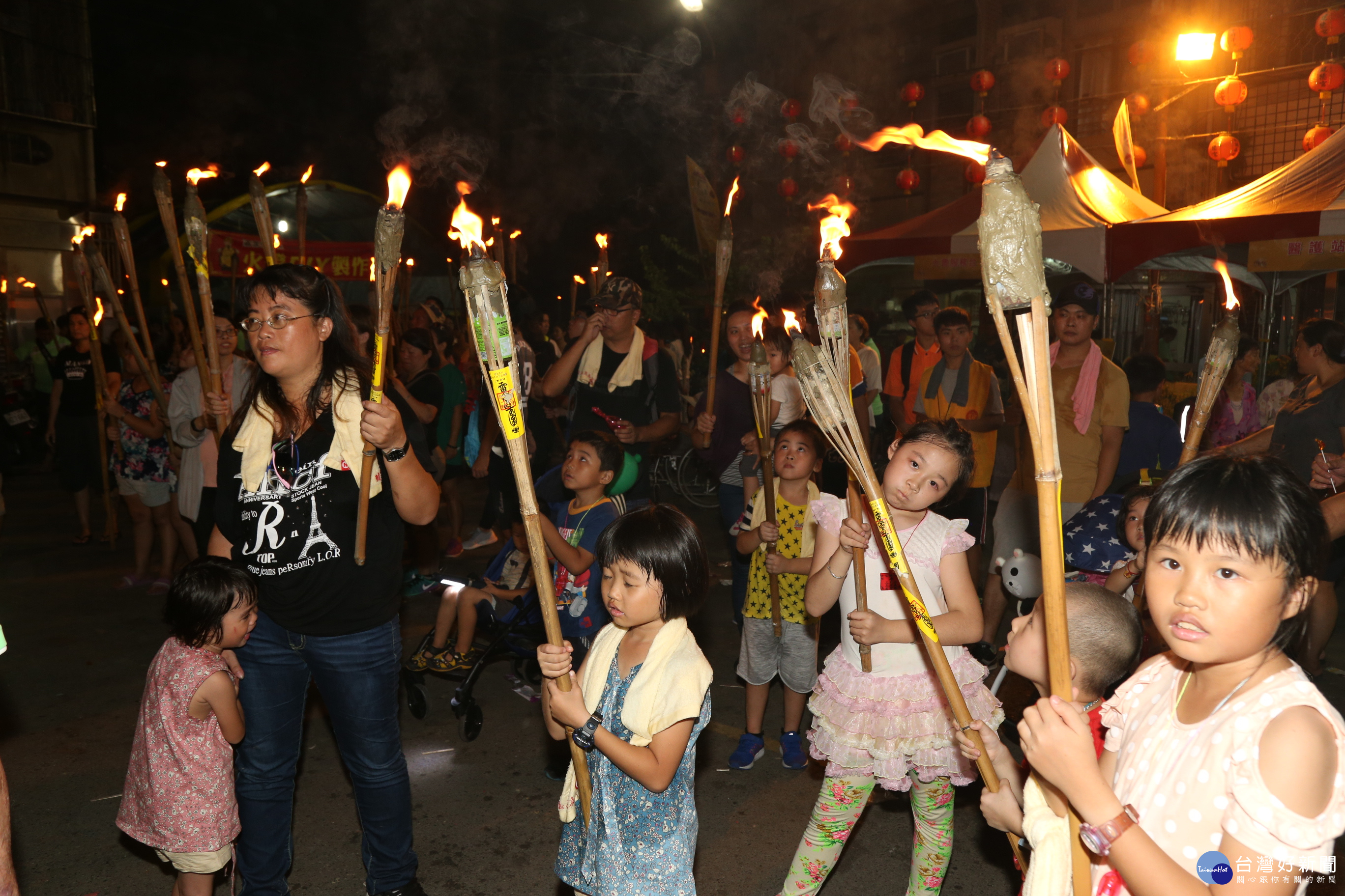 鬼門要開了!布袋建德宮火燈夜巡 民眾持火炬驅鬼