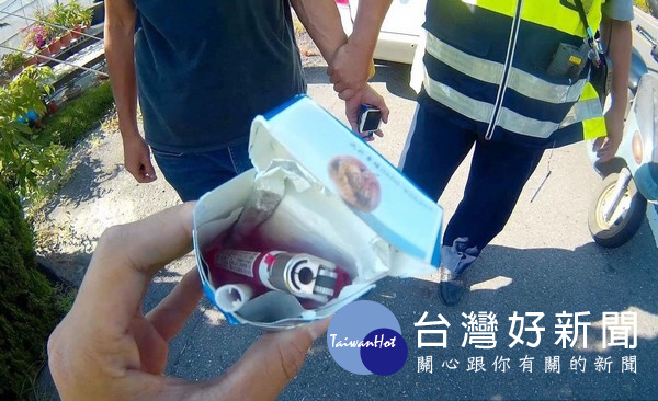 心虛的蔡男佯裝鎮定拿出香煙要抽,卻讓警方發現裡頭竟然藏有安毒。(記者陳昭宗翻攝)