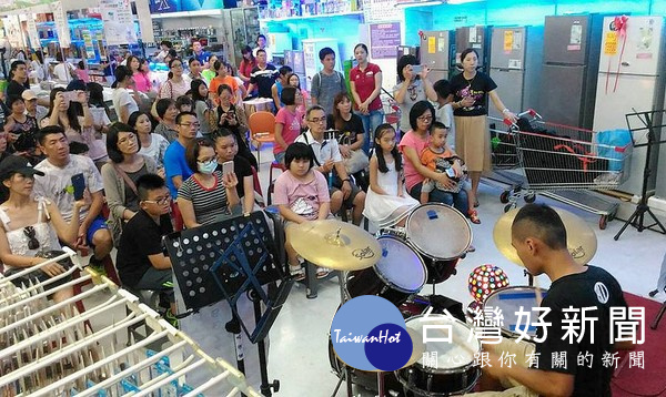 台糖量販北港店「暑期青少年音樂會」，讓大北港地區的青少年朋友藉此藝文平台交流分享。（記者陳昭宗拍攝）