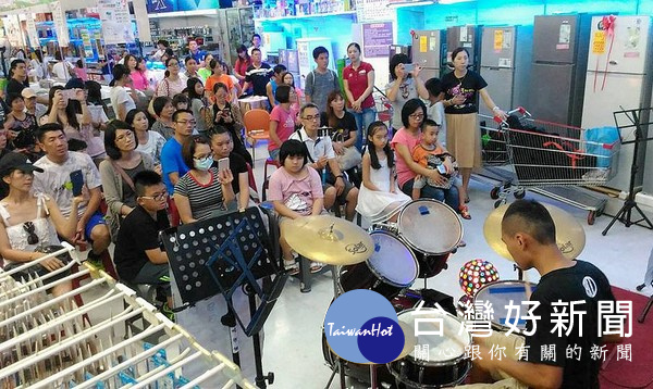 台糖量販北港店「暑期青少年音樂會」,讓大北港地區的青少年朋友藉此藝文平台交流分享。(記者陳昭宗拍攝)