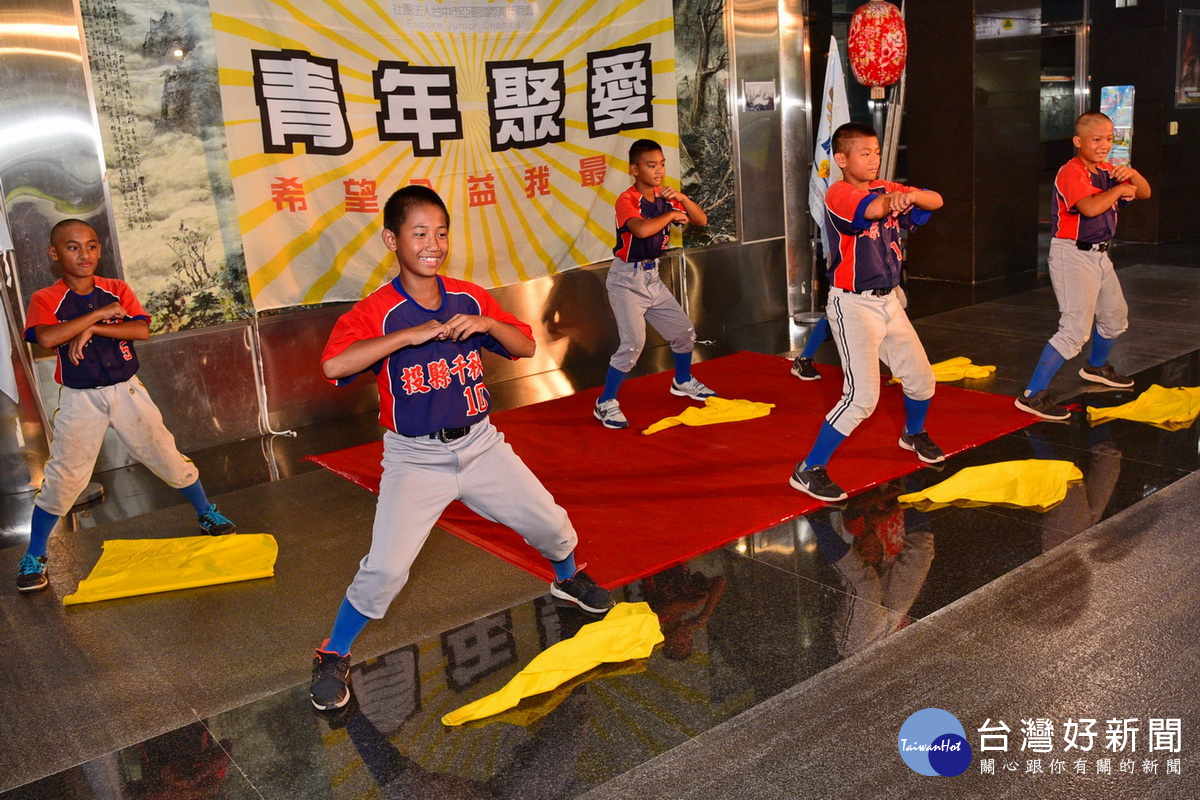 千秋國小球員以戰舞表演暖場。