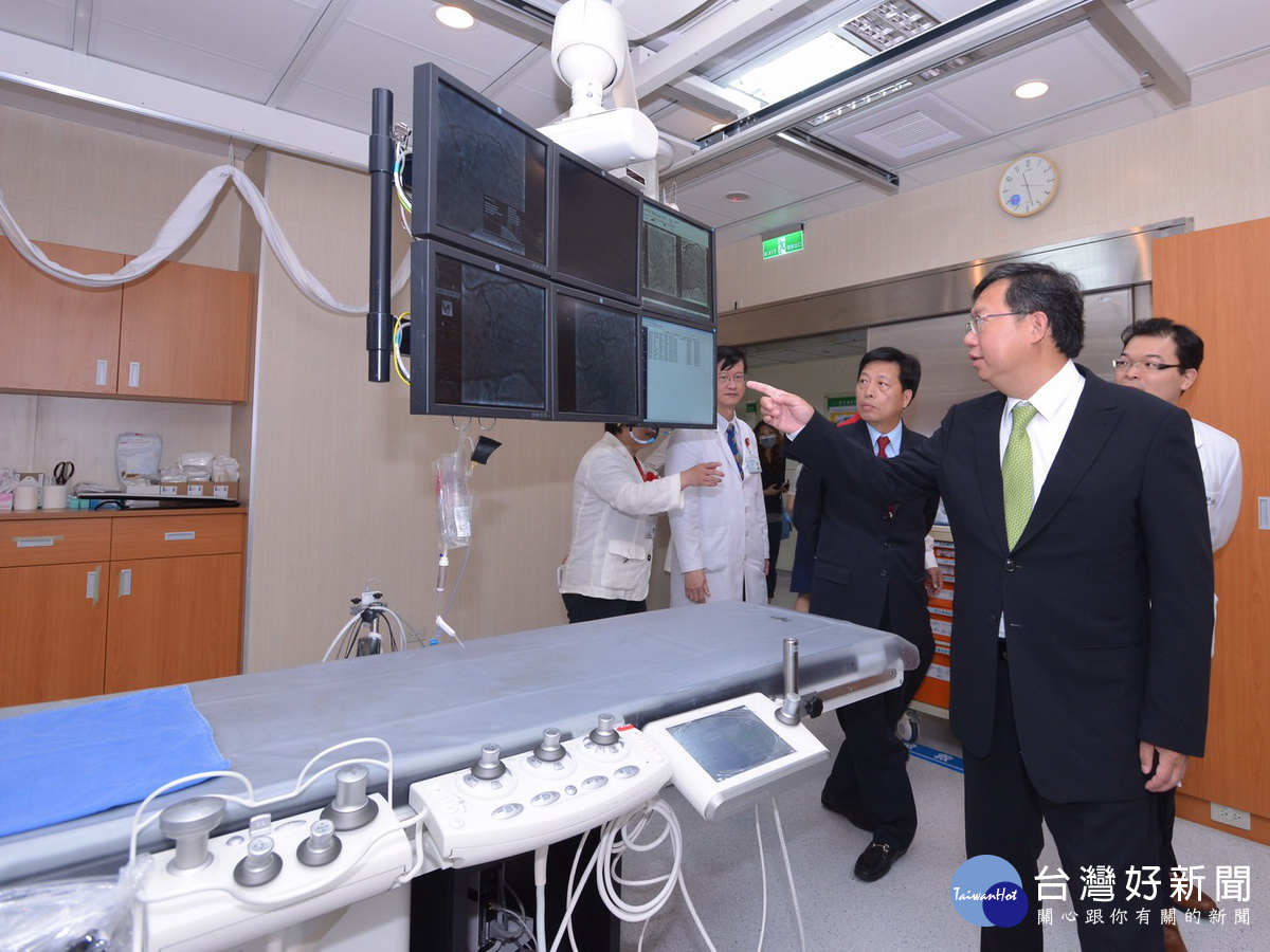 桃園市長鄭文燦和與會貴賓參觀桃園醫院第二心導管室先進的醫療設備。