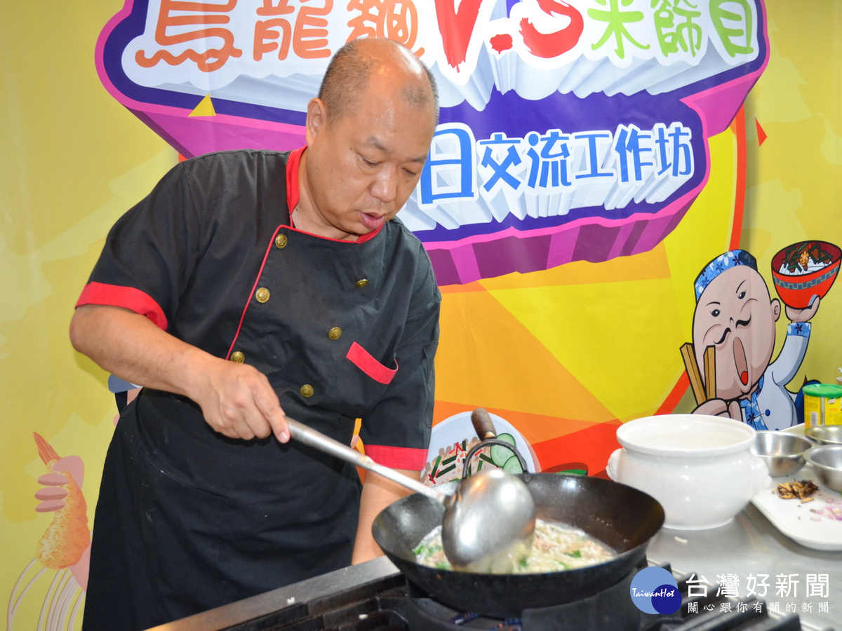 萬能科技大學觀光餐旅暨管理學院副院長廖成文教授示範製作米篩目。