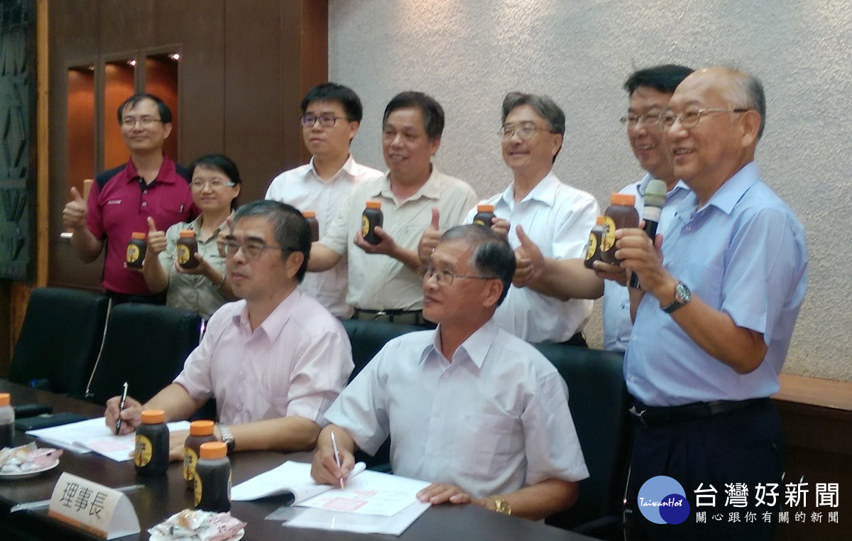 台大實驗林管處和信義鄉農會辦理了技術轉移的簽約儀式,「土肉桂愛上烏梅湯」創新產品發表會也圓滿成功。〈記者吳素珍攝〉