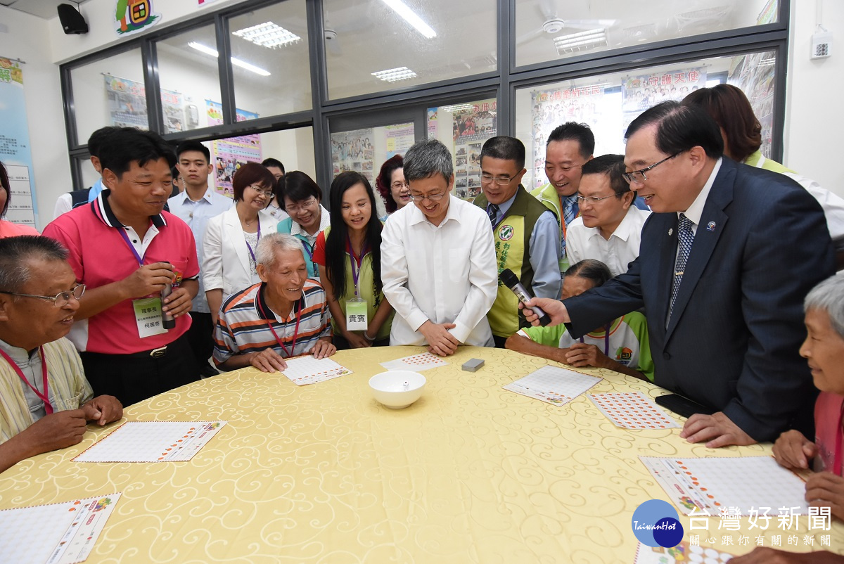 陳副總統參訪南佃社區-陳副總統與長者玩桌遊。