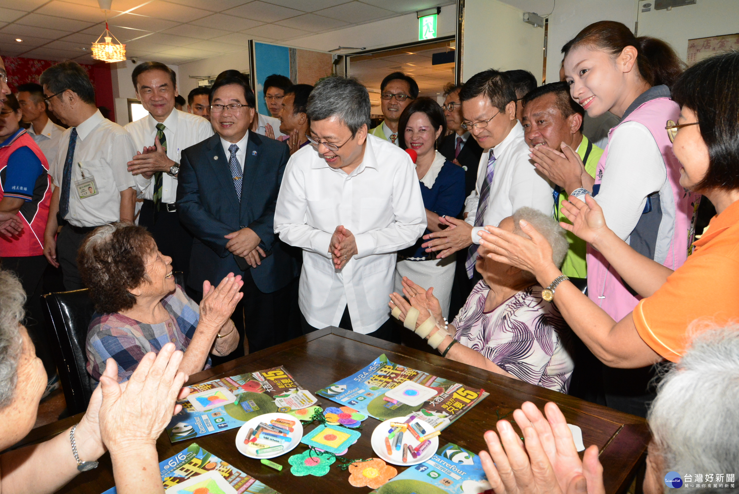 陳副總統訪視魏愛倫學苑失智日間照顧中心-陳副總統及魏縣長等人與長輩互動 。