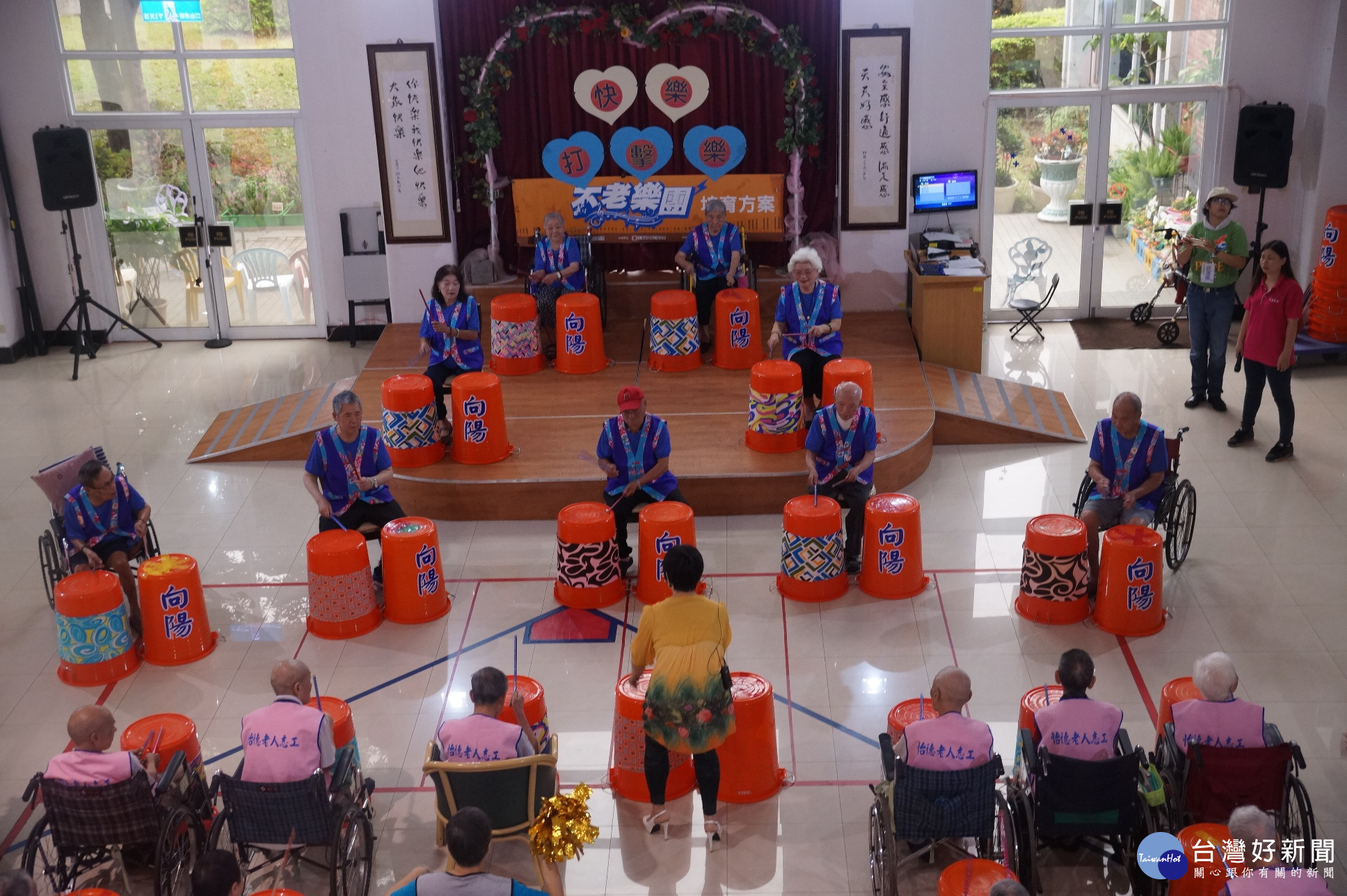 楊梅區大合不老樂團，拜訪成立九年的怡德老人長照中心向陽打擊樂團，雙方交流氣氛熱烈。