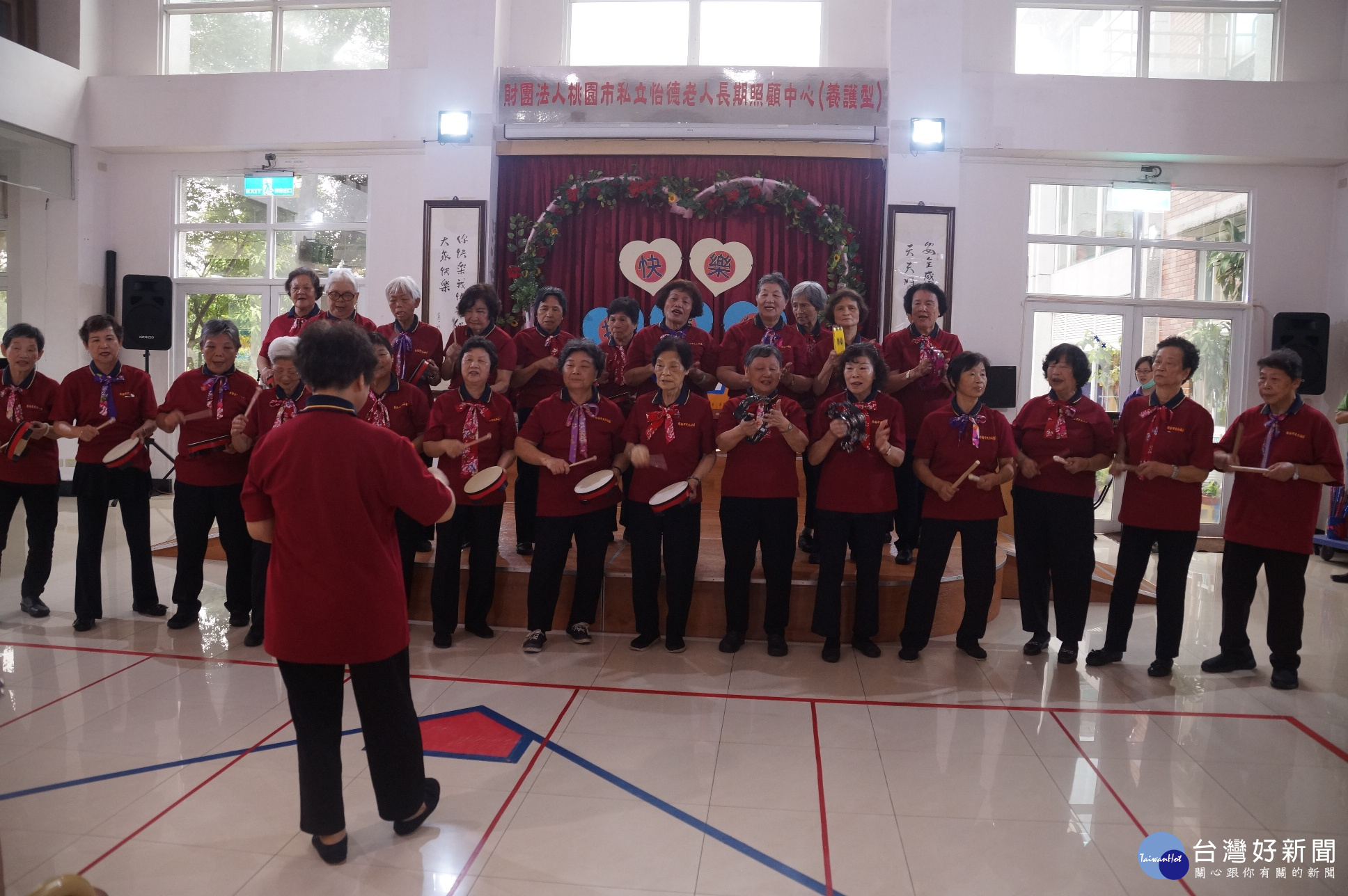 楊梅區大合不老樂團，拜訪成立九年的怡德老人長照中心向陽打擊樂團，雙方交流氣氛熱烈。