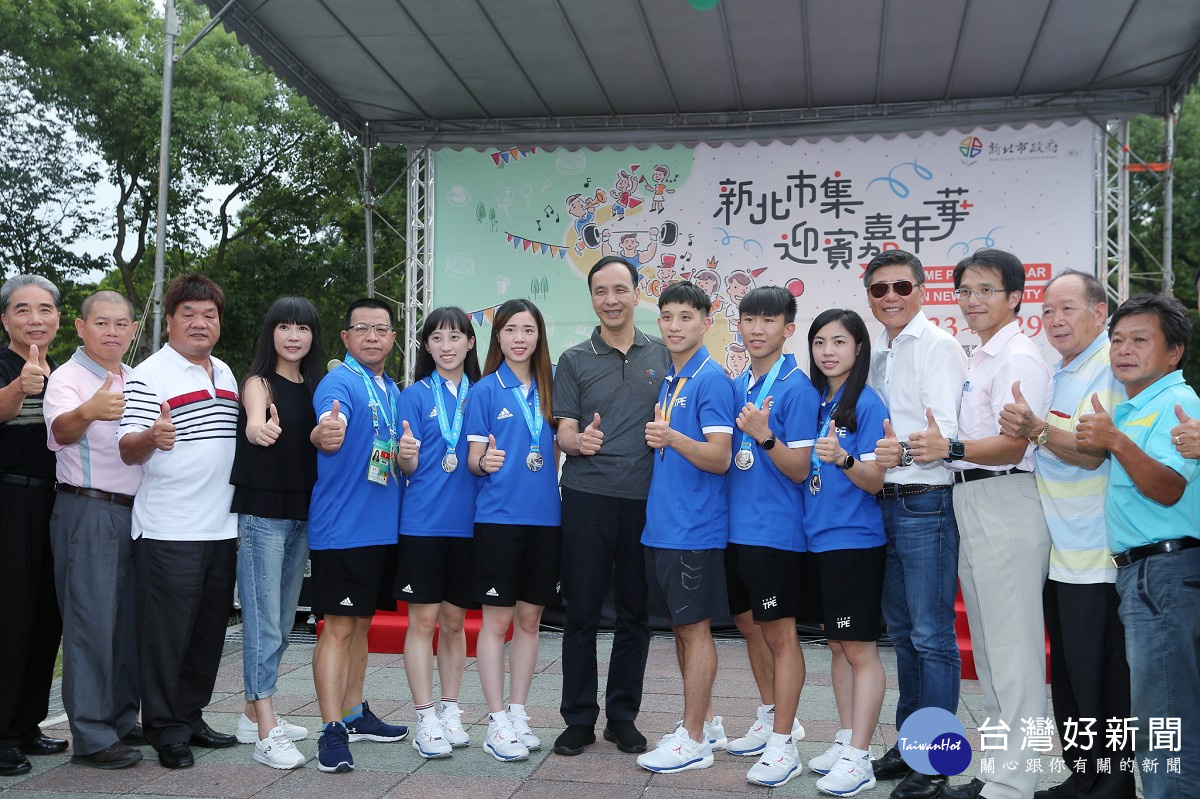 市長朱立倫及多位參賽選手巡禮市集,希望將新北市伴手禮的優質品牌形象行銷至全世界。(圖/記者黃村杉攝)