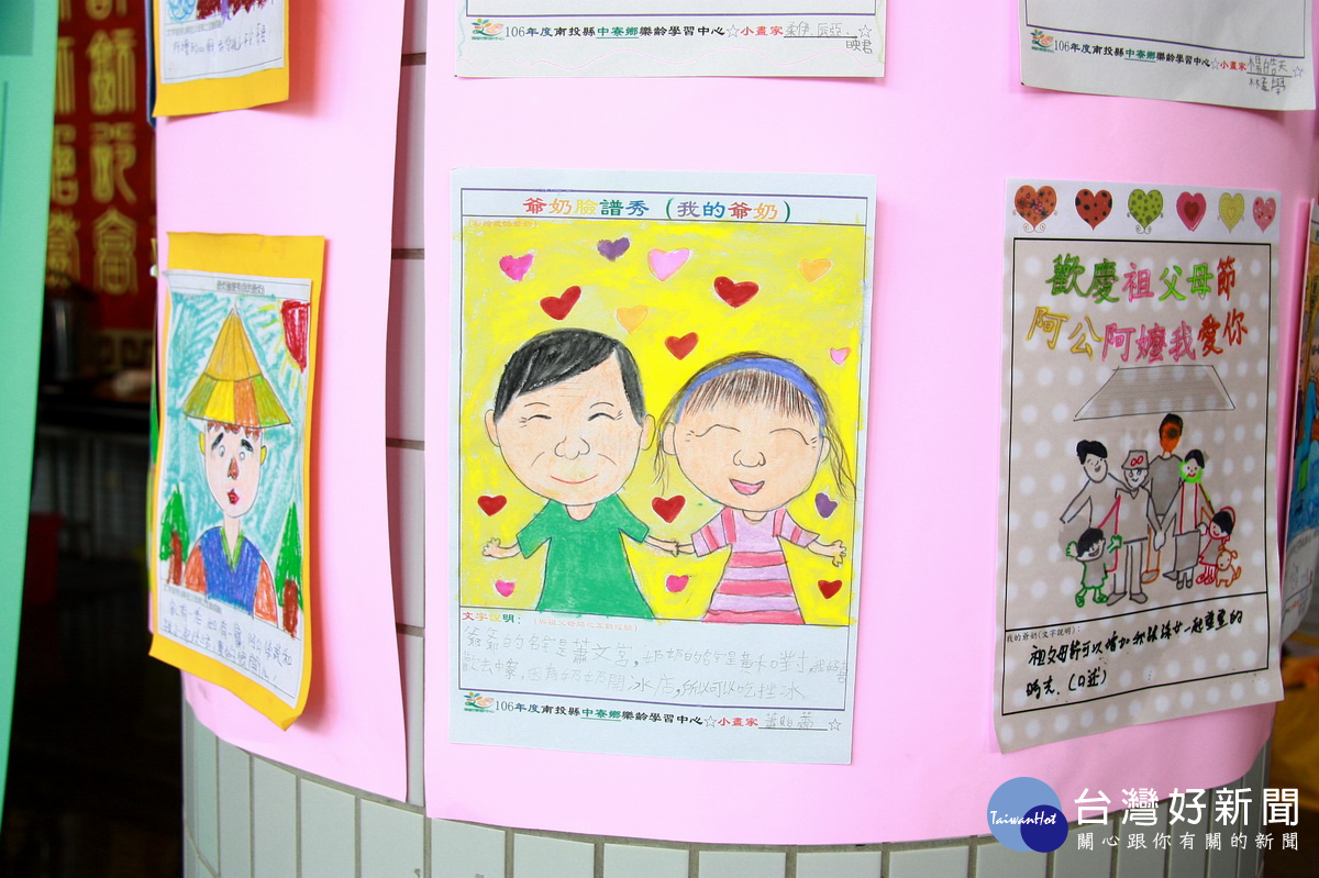 外場有爺奶臉譜秀靜態展。(記者扶小萍攝)