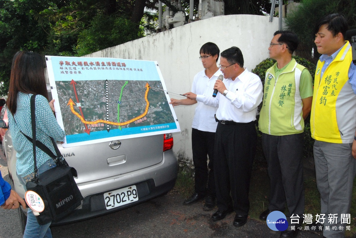 彰化市長邱建富說明爭取大埔截水溝堤岸道路闢為南外環道概況。