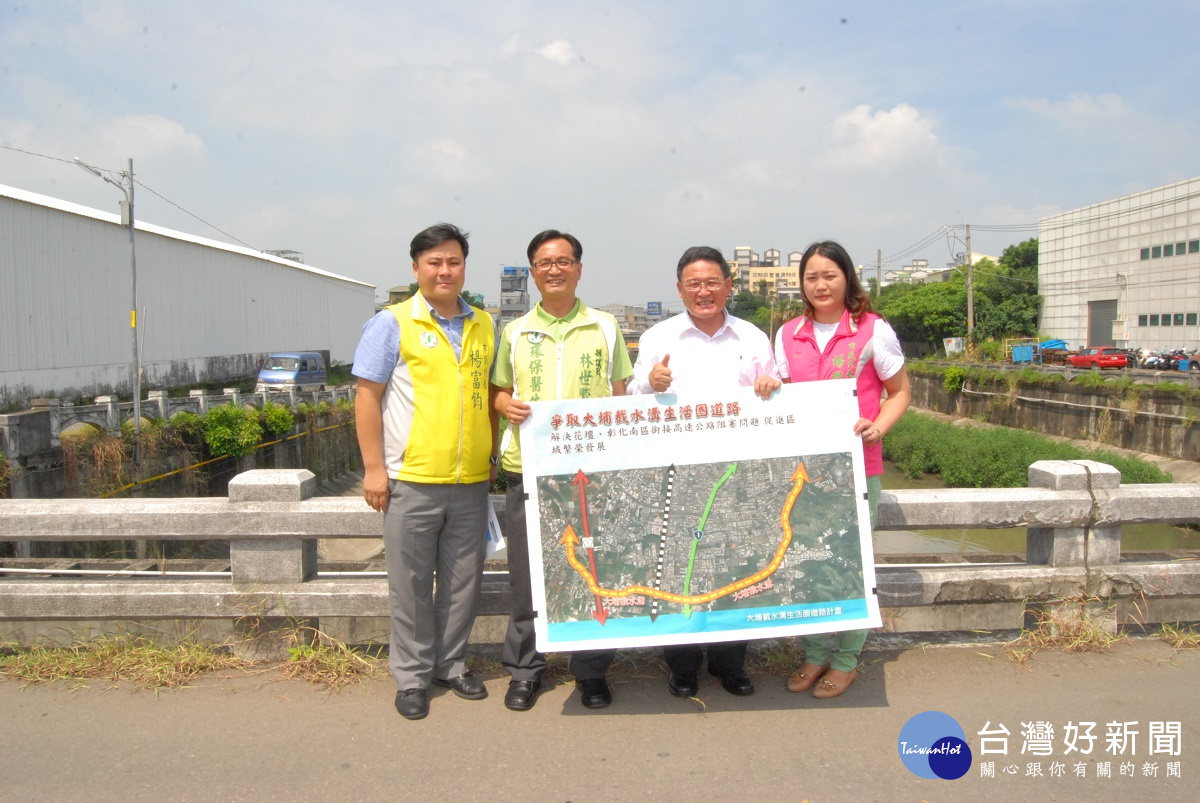 彰化市長邱建富(右2)與林世賢議員(左2)等人為爭取南外環道闢建現場實勘。