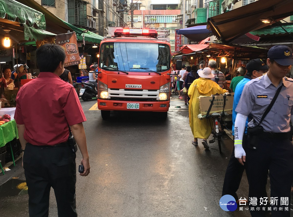 小型水箱車進入市場演練，以確保意外發生時，能順利救災