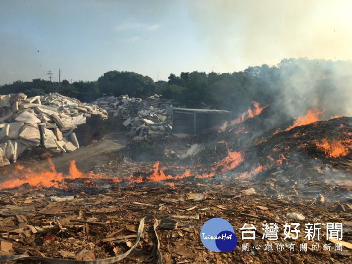 中壢區垃圾掩埋場大火， 火勢濃煙猛烈 。