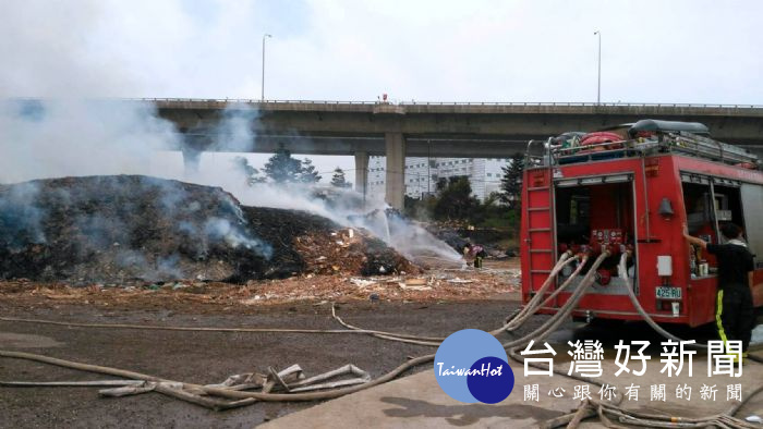 市府接獲通報後消防局立即出動16車，警消56人、義消10人前往搶救。