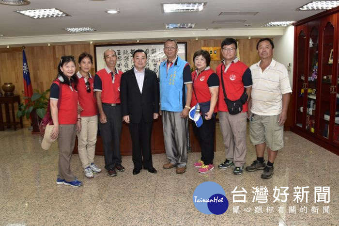 邱議長與五福里鄰長志工們於議長室合影留念。
