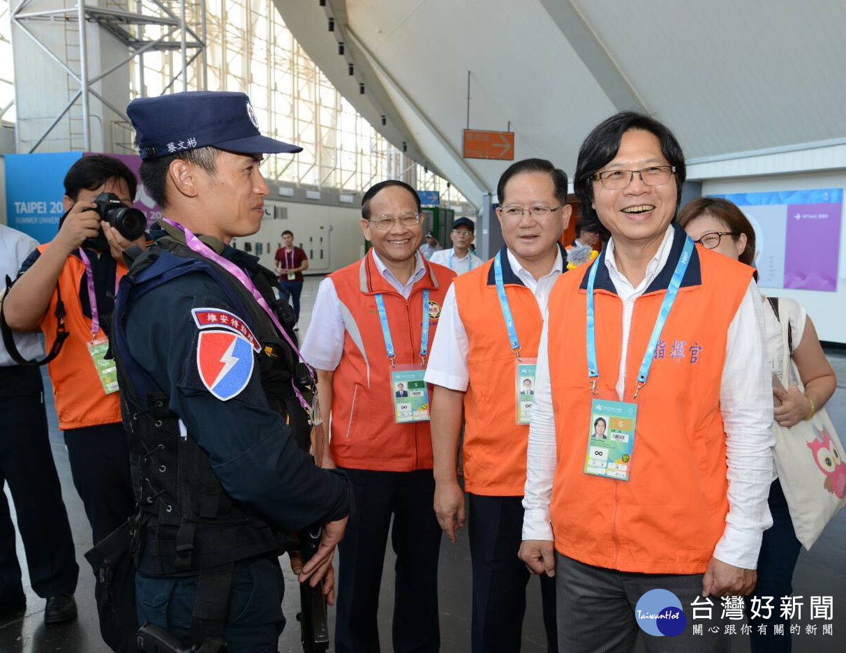 內政部長葉俊榮在警政署長陳國恩陪同下視察世大運游泳競賽場館,並慰問執勤同仁及憲兵同仁。