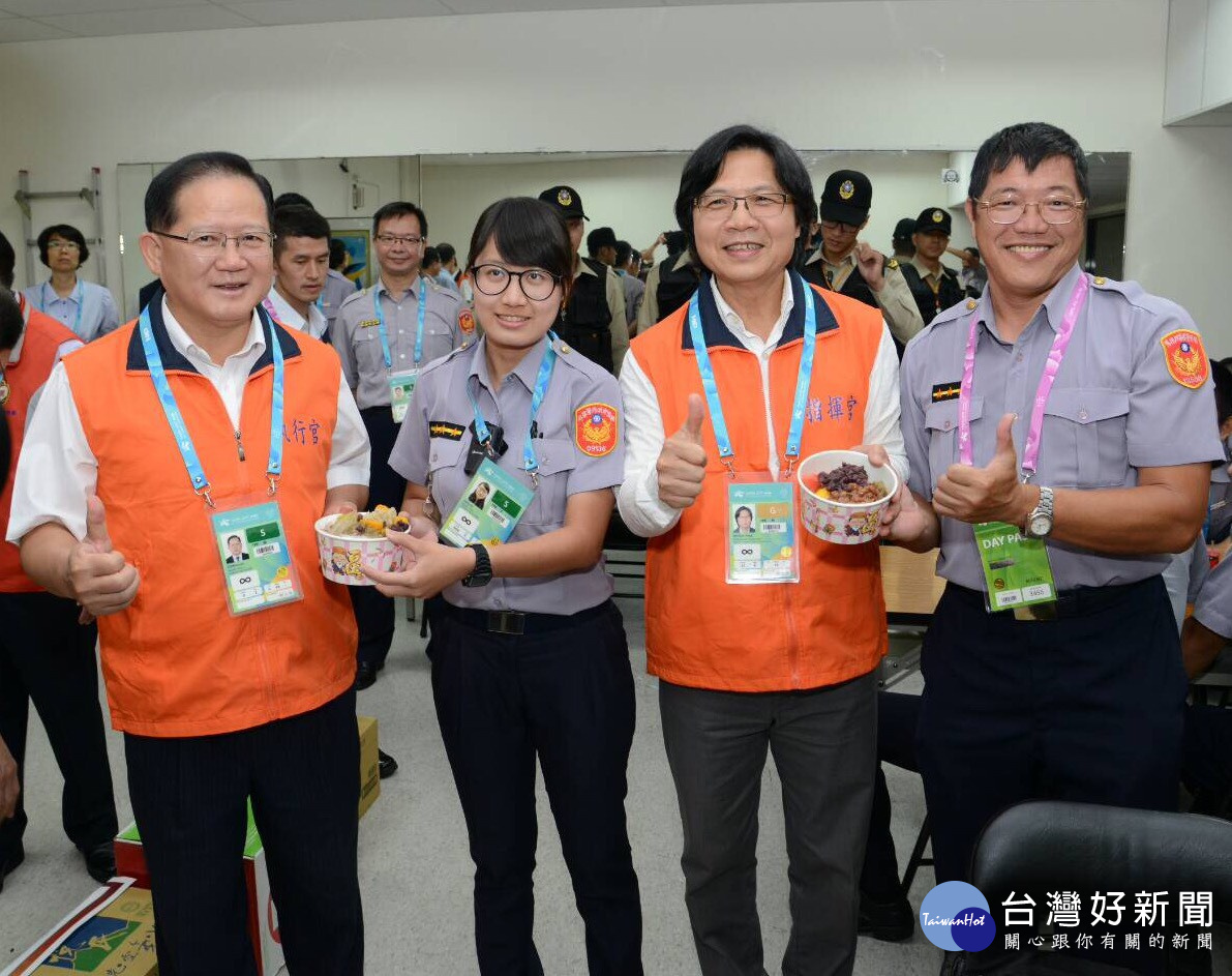 內政部長葉俊榮在警政署長陳國恩陪同下視察世大運游泳競賽場館,並慰問執勤同仁及憲兵同仁。