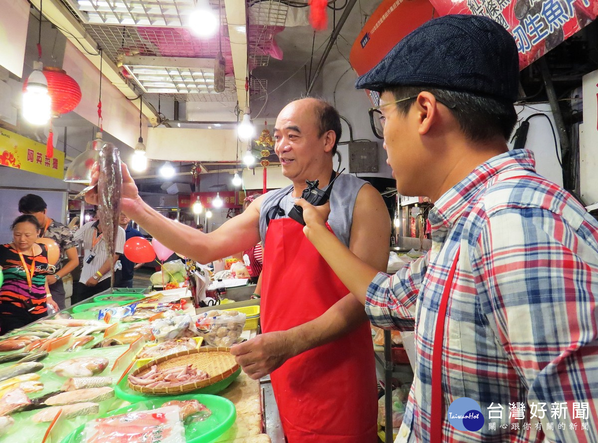 阿明海鮮攤的老闆毫不藏私，跟民眾一一說明在傳統市場買海鮮的小訣竅