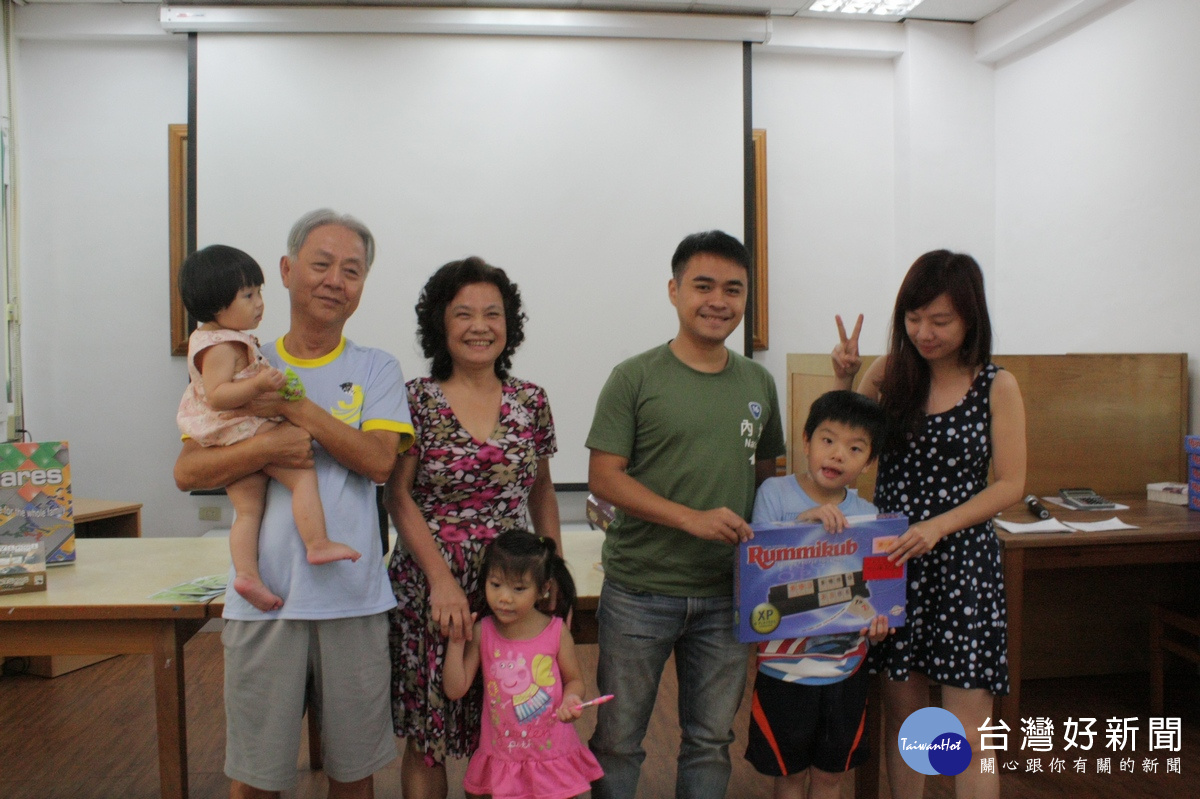 祖孫桌遊擂台賽得獎隊伍,獲得「拉密牌」桌遊教具。