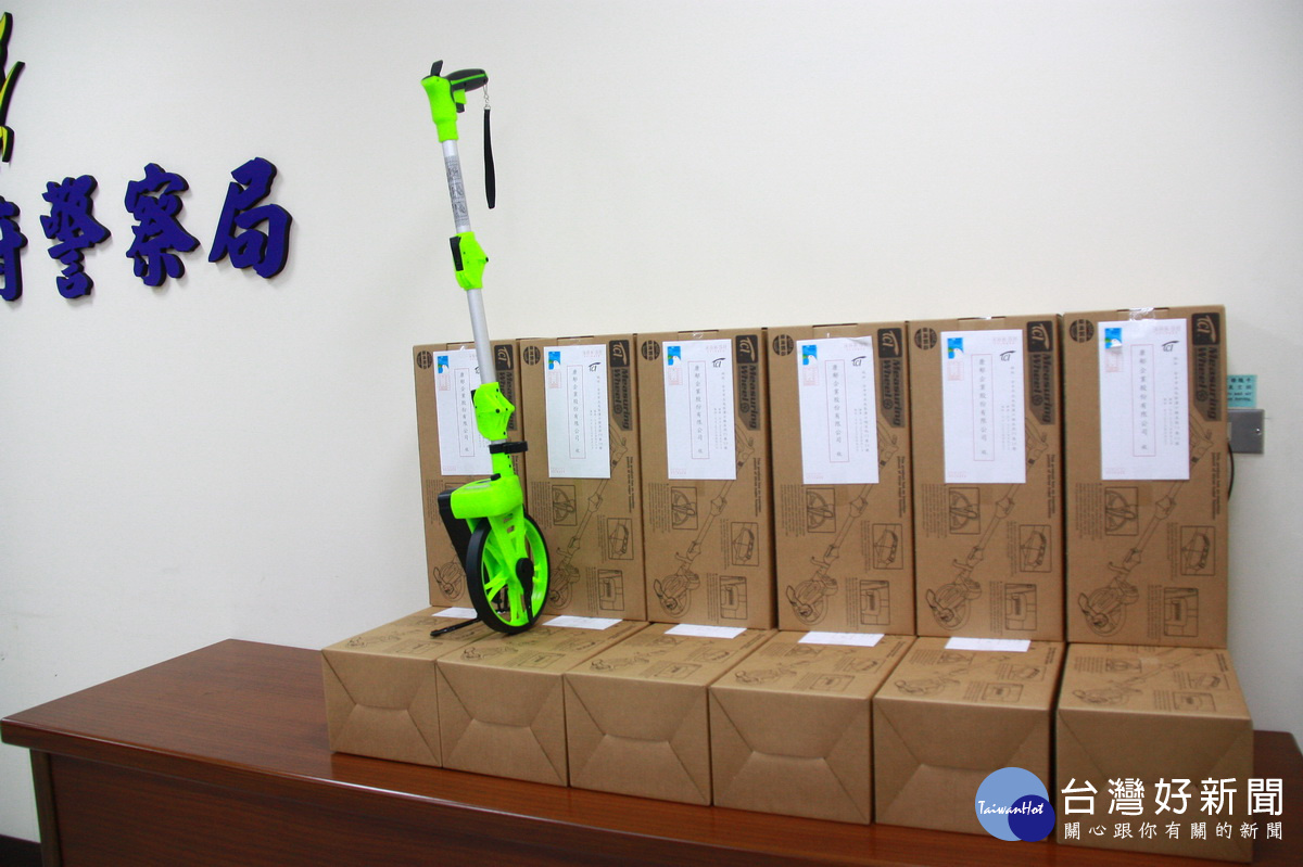 欣特與康郁公司新產品測距輪30組贈南投縣警察局。(記者扶小萍攝)