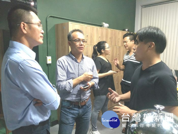 青年事務局定期辦理創業家交流小聚,也規劃許多專題課程、創業講座等活動,增進新創團隊的視野。