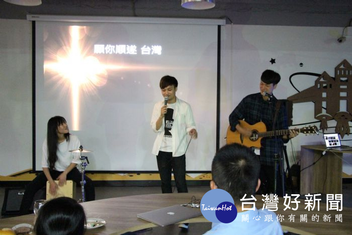 青年事務局舉辦交流小聚分享活動,以音樂表演方式分享創業歷程,輕鬆無壓力聚會交流凝聚更多創業能量。