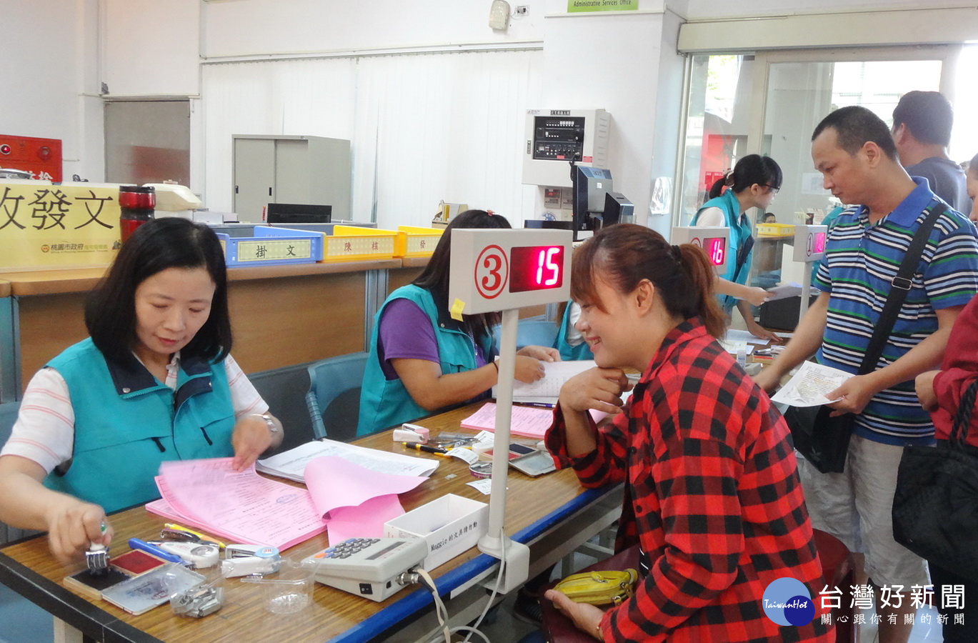 桃園市政府住宅發展處受理106年租金補貼民眾現場申辦情形。