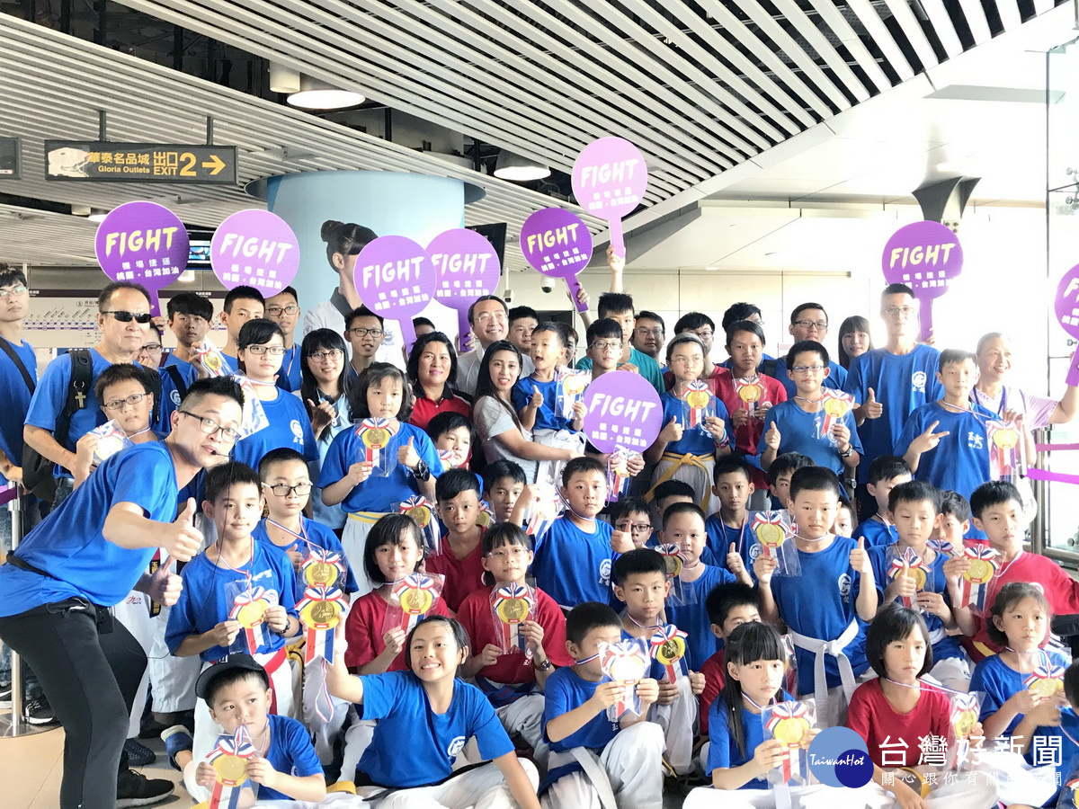 蘇佳恩啟蒙教練黃任宏帶領著道館的小學弟小學妹,到場替師姐蘇佳恩加油打氣。