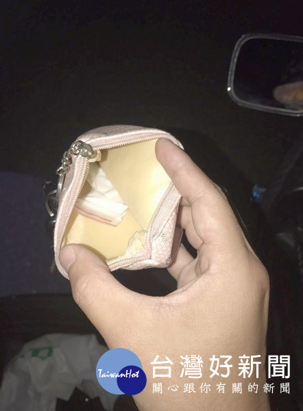 警方於男子機車置物箱內發現3包k毒及4包毒品咖啡包，男子坦承持有及吸食。（記者陳昭宗拍攝）