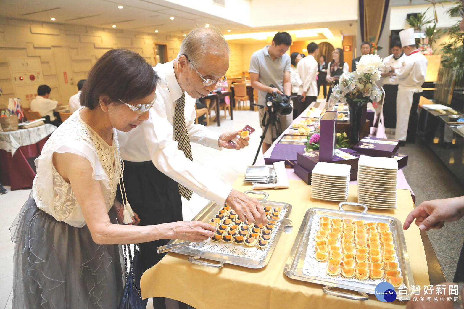 雙王子飯店聯合行銷中秋映月禮盒 五星主廚純手工製作 黃金鴨蛋黃入餡 濃郁酥脆
