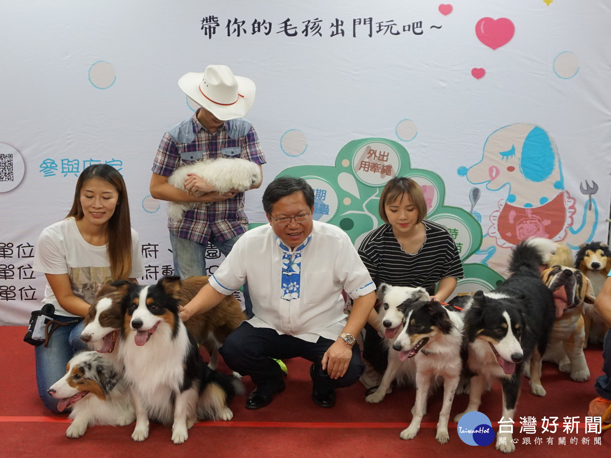桃園市長鄭文燦應業者要與寵物一起合照，現場熱鬧非常。