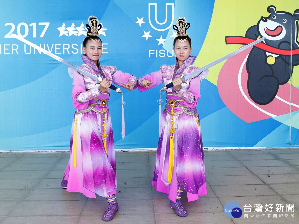 正妹雙胞胎翁筱芬(圖左)及翁筱芳(圖右)展現中華文化之美，讓世界看見台灣