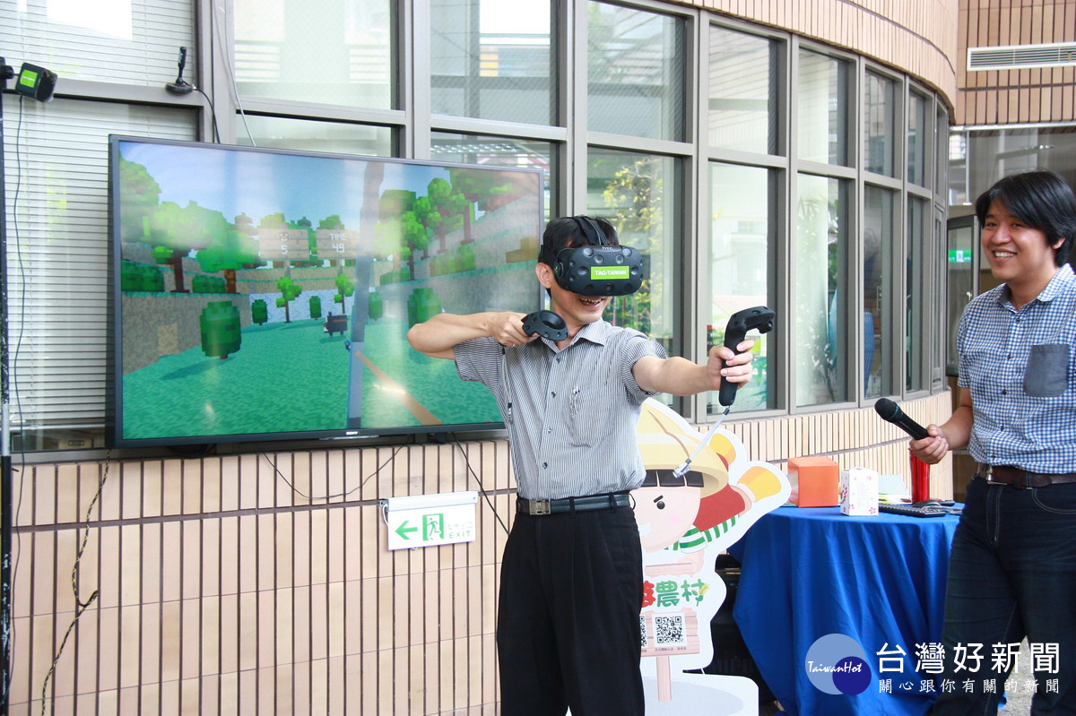 陳榮俊分局長示範虛擬實境VR遊戲。（記者扶小萍攝）