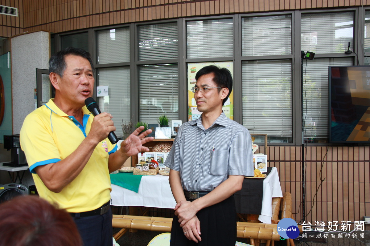 林內鄉烏塗村長曾勝棋特別推薦社區芋頭口感特佳。（記者扶小萍攝）