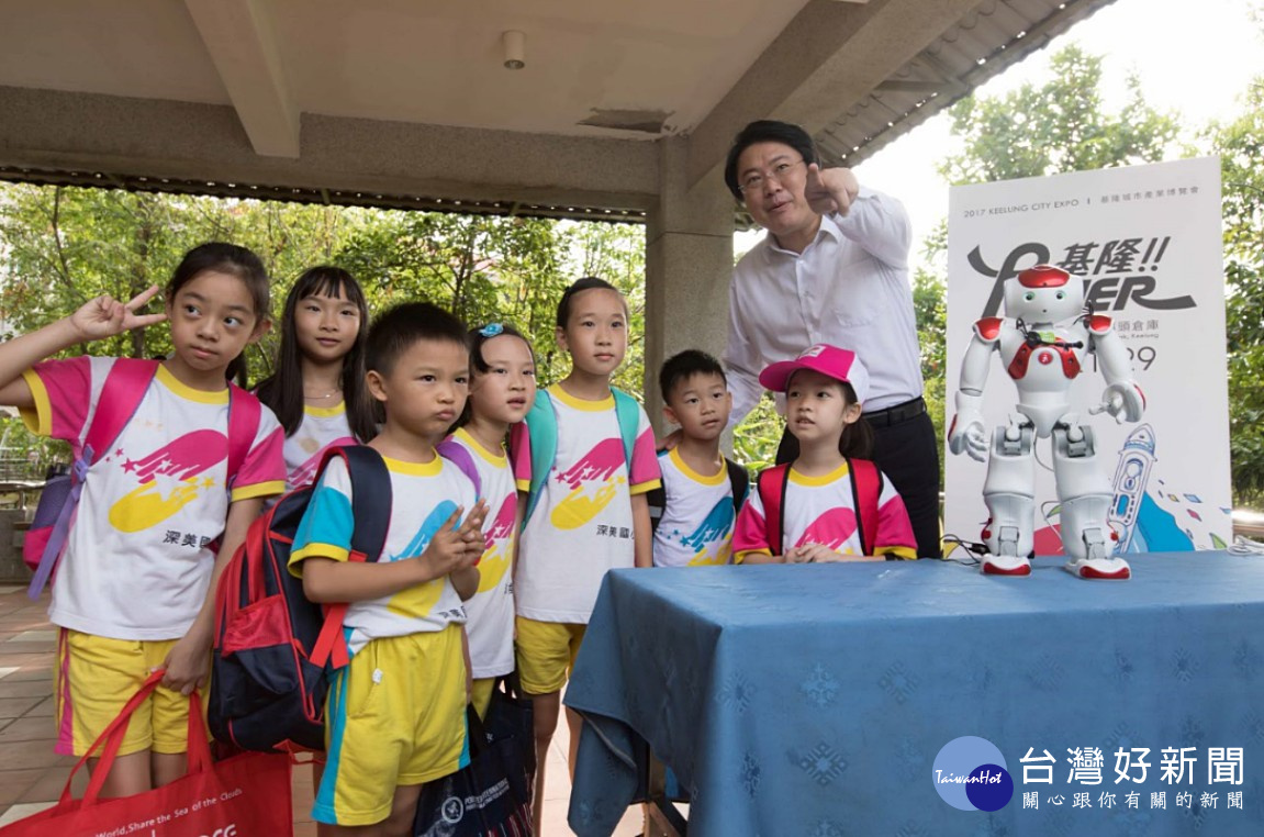 國中小開學囉！　智慧機器人JNao陪基市小一新鮮人迎開學日