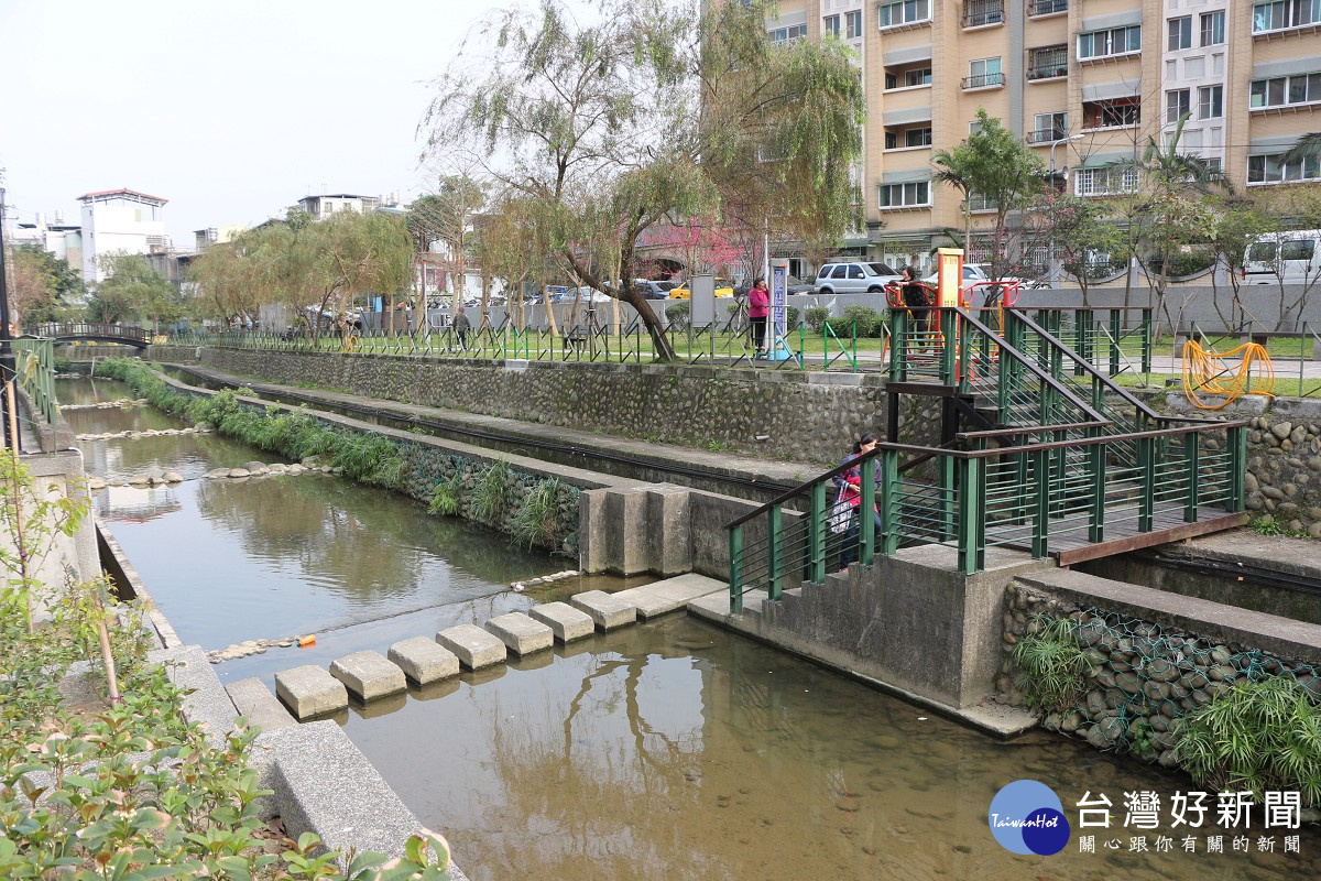 過去鹿角溪是民眾避之唯恐不及的臭水溝，經市府分階段進行河川整治、將廢水及溪流分道，並沿河岸設置木棧道，及打造近800坪的「山仔腳公園」-p