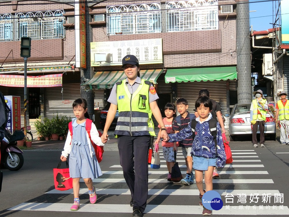 收心上學去　正妹女警用心守護開學學童