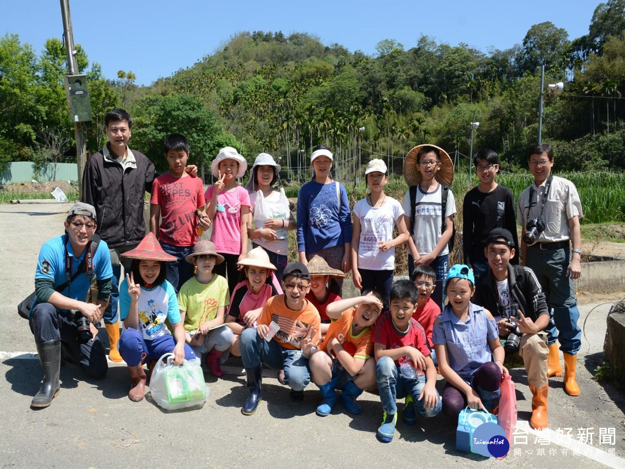一新社區水尾國小學童參加台灣白魚戶外教學。