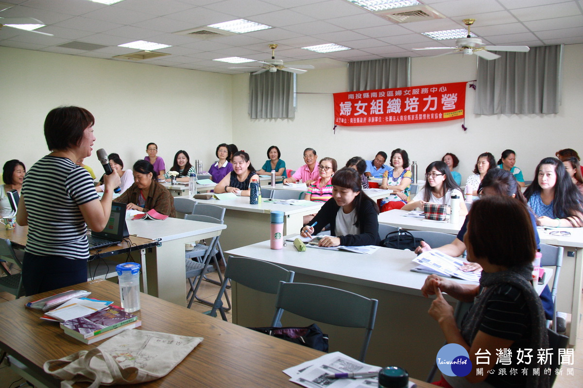 施郁蓁主講認識CEDAW。(記者扶小萍攝)