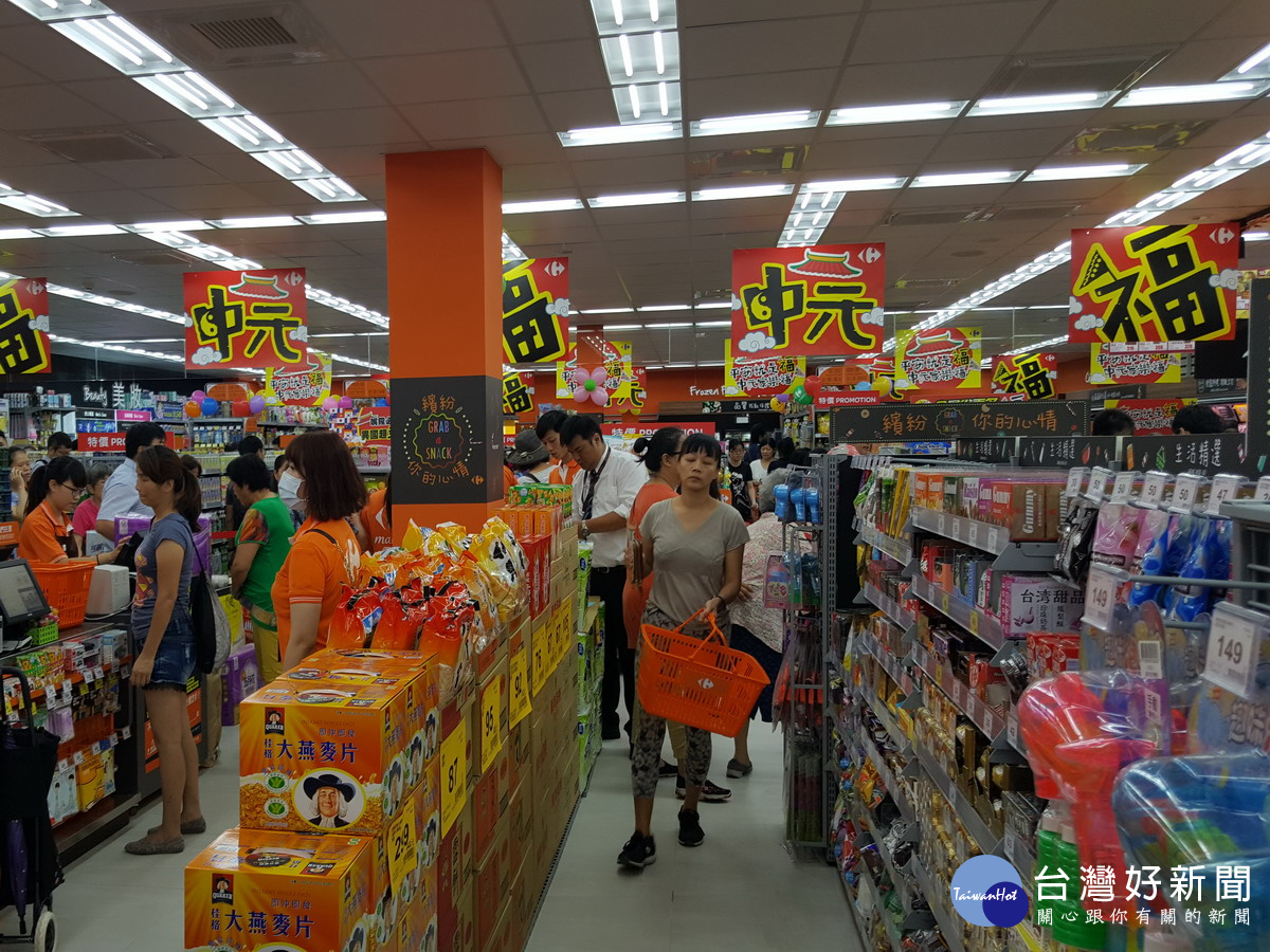 家樂福便利購超市龍安店開幕民眾紛紛湧入購物。