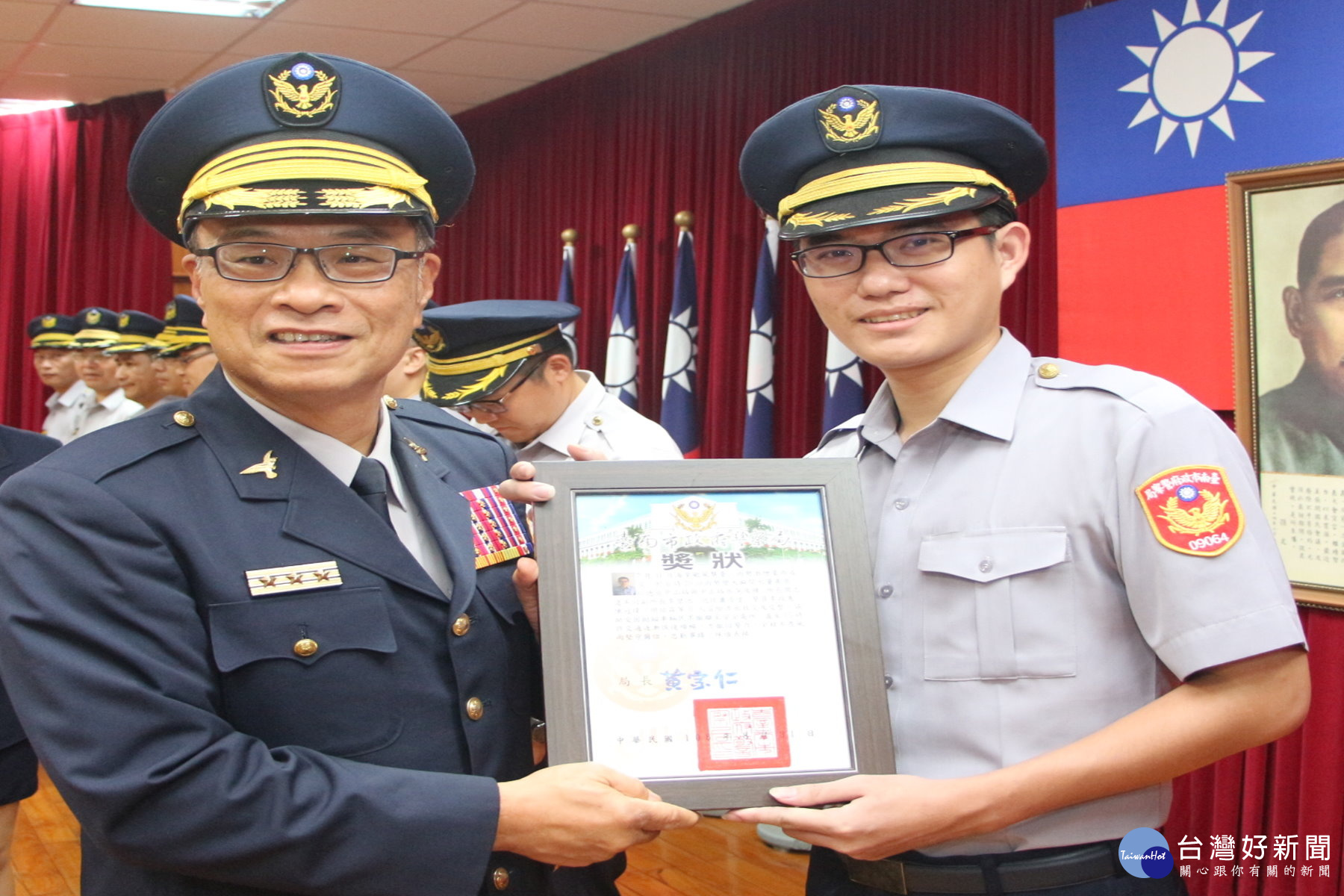 台南市警局表揚員警好人好事　11位員警陞職授階
