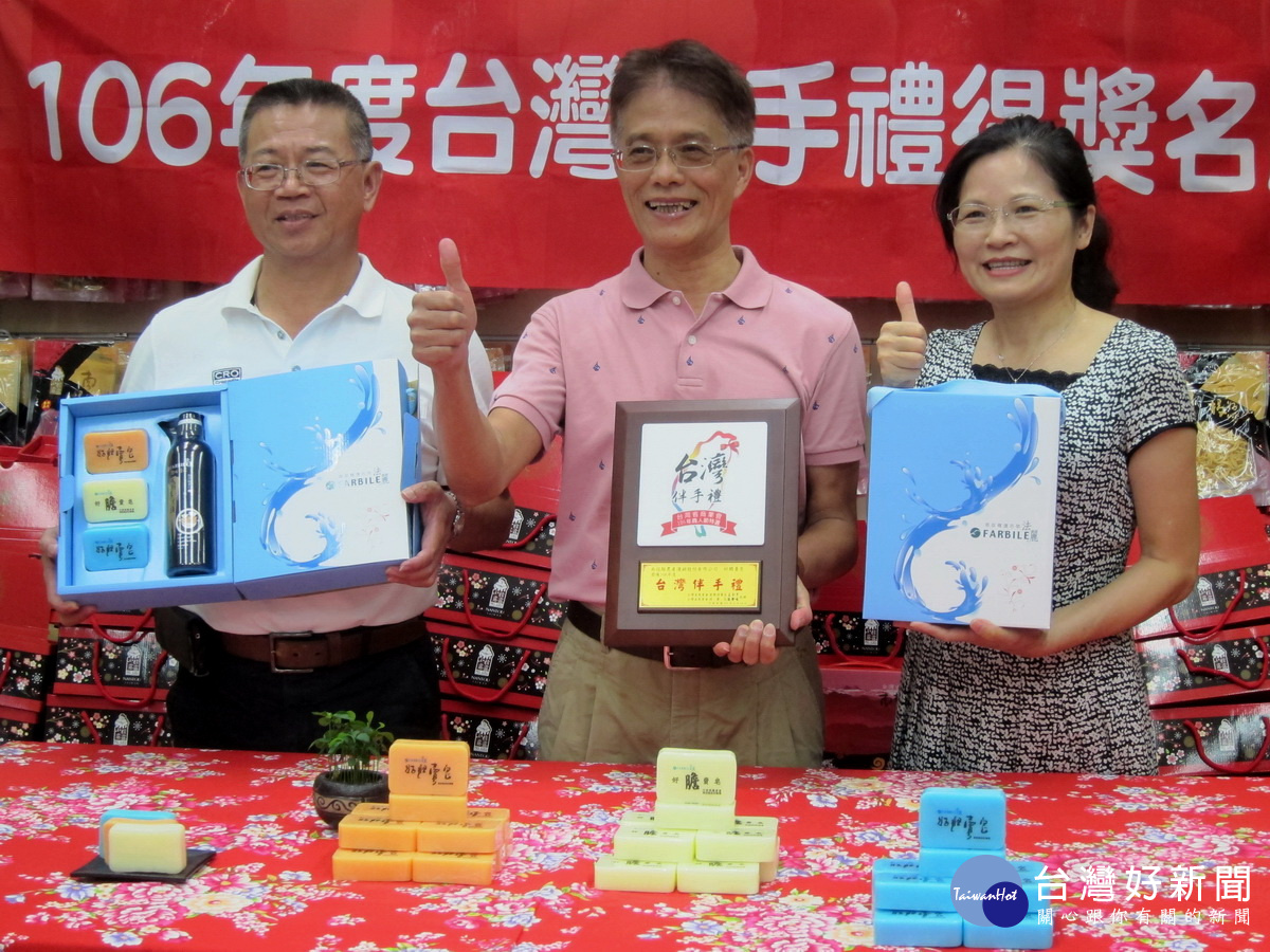 農產公司同仁推薦好膽賣皂好產品。(記者扶小萍攝)
