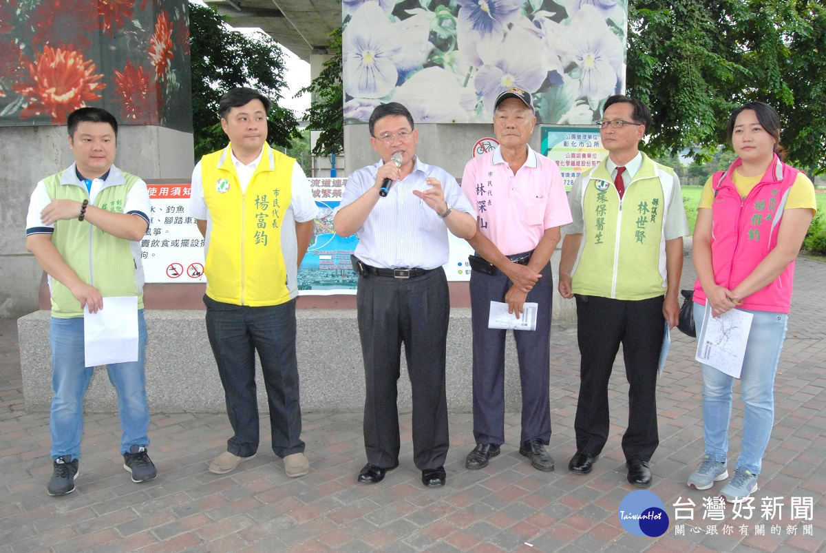 彰化市長邱建富(中)與縣議員林世賢(右2)在彰化景觀公園舉行爭取設置彰北交流道聯合記者會