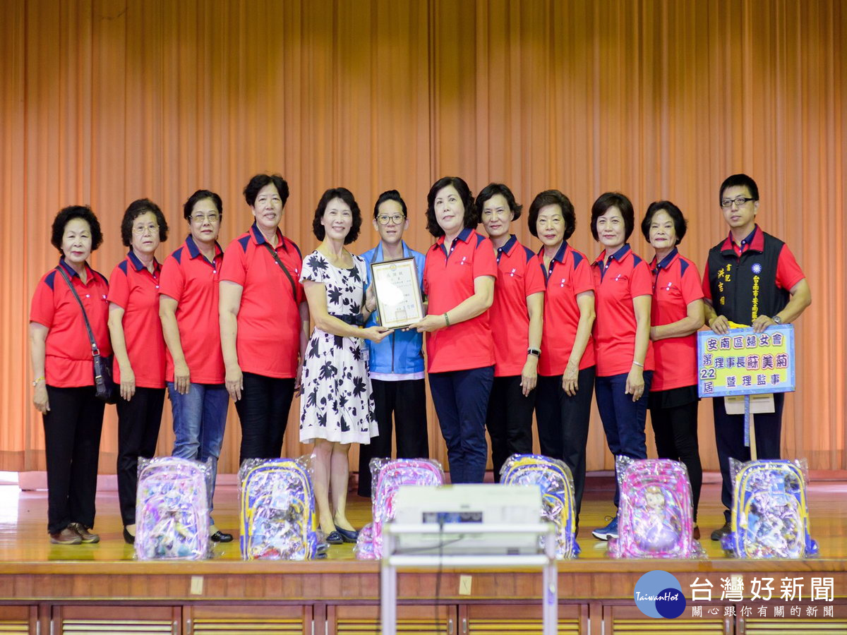 讓愛蔓延　民代和台南安南區婦女會學校送愛