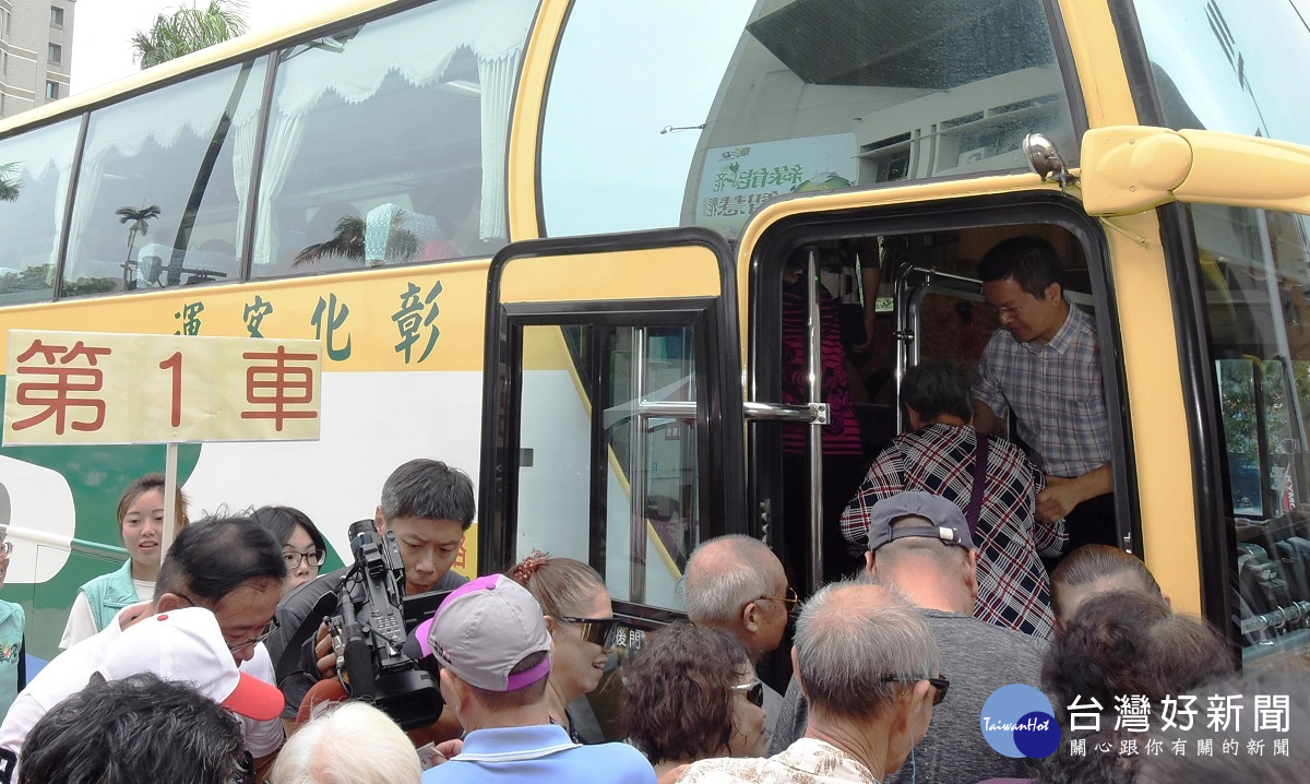 彰化往溪頭市區公車 106年9月起試營運 縣長魏明谷關心民眾在場服務。