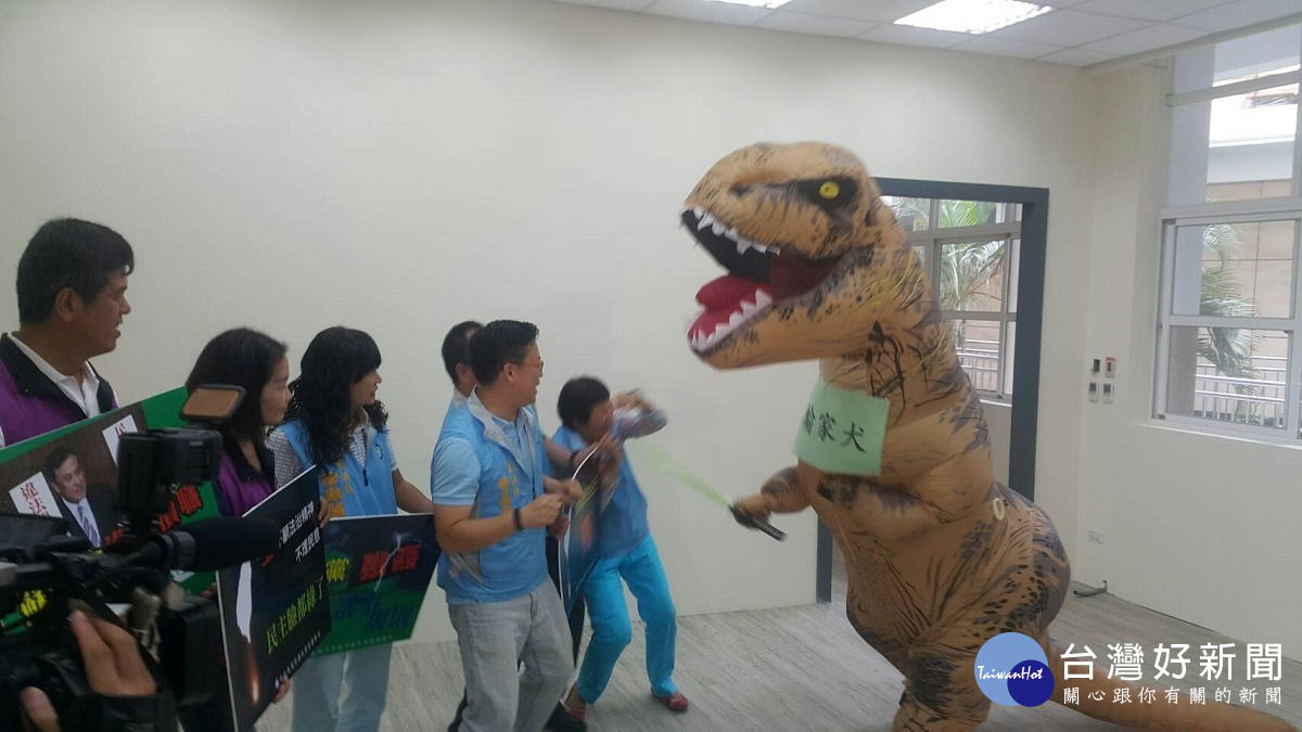 陳一惇、涂淑媚、林庚壬以及立委王惠美助理,則加入「酷司拉」怪獸戕害台灣民主的行動劇,諷刺小英政府聯合立院多數暴力。圖/國民黨彰化縣黨部提供