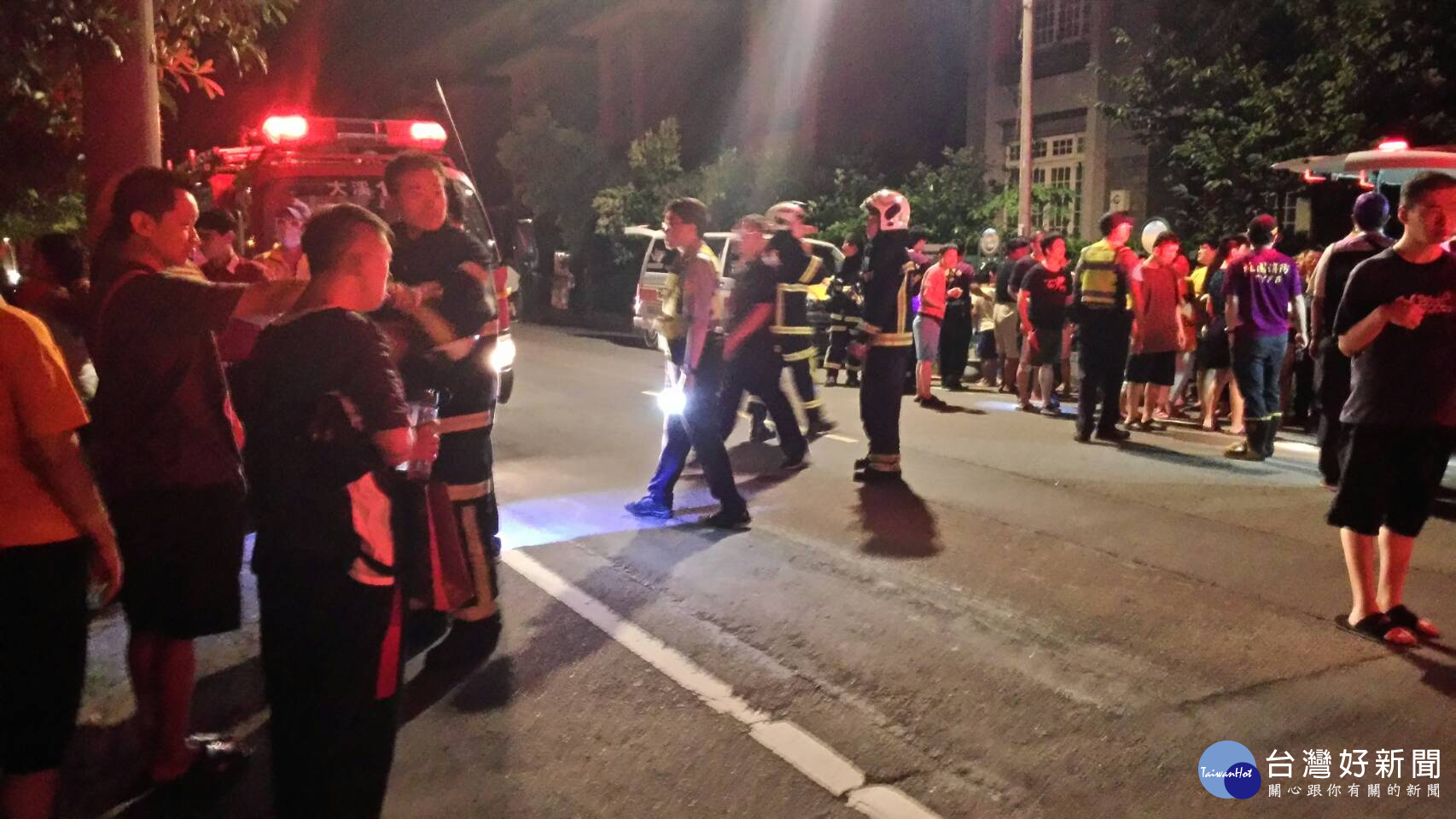 大溪仁友愛家園發生火警,消防人員衝入火場救人,同時疏散院生,所幸沒有發生重大人員傷亡與財物損失。(圖/記者陳寶印攝)