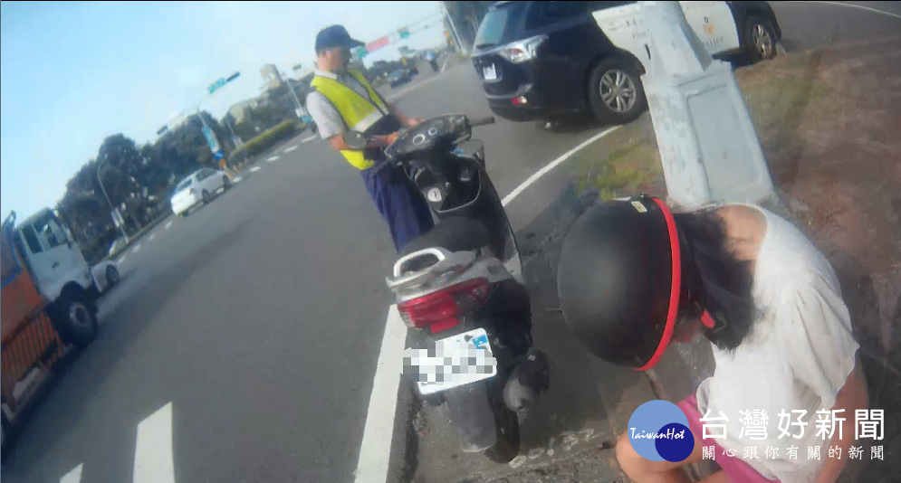 婦人服用藥物騎車後身體不適　警消獲報後協助救護