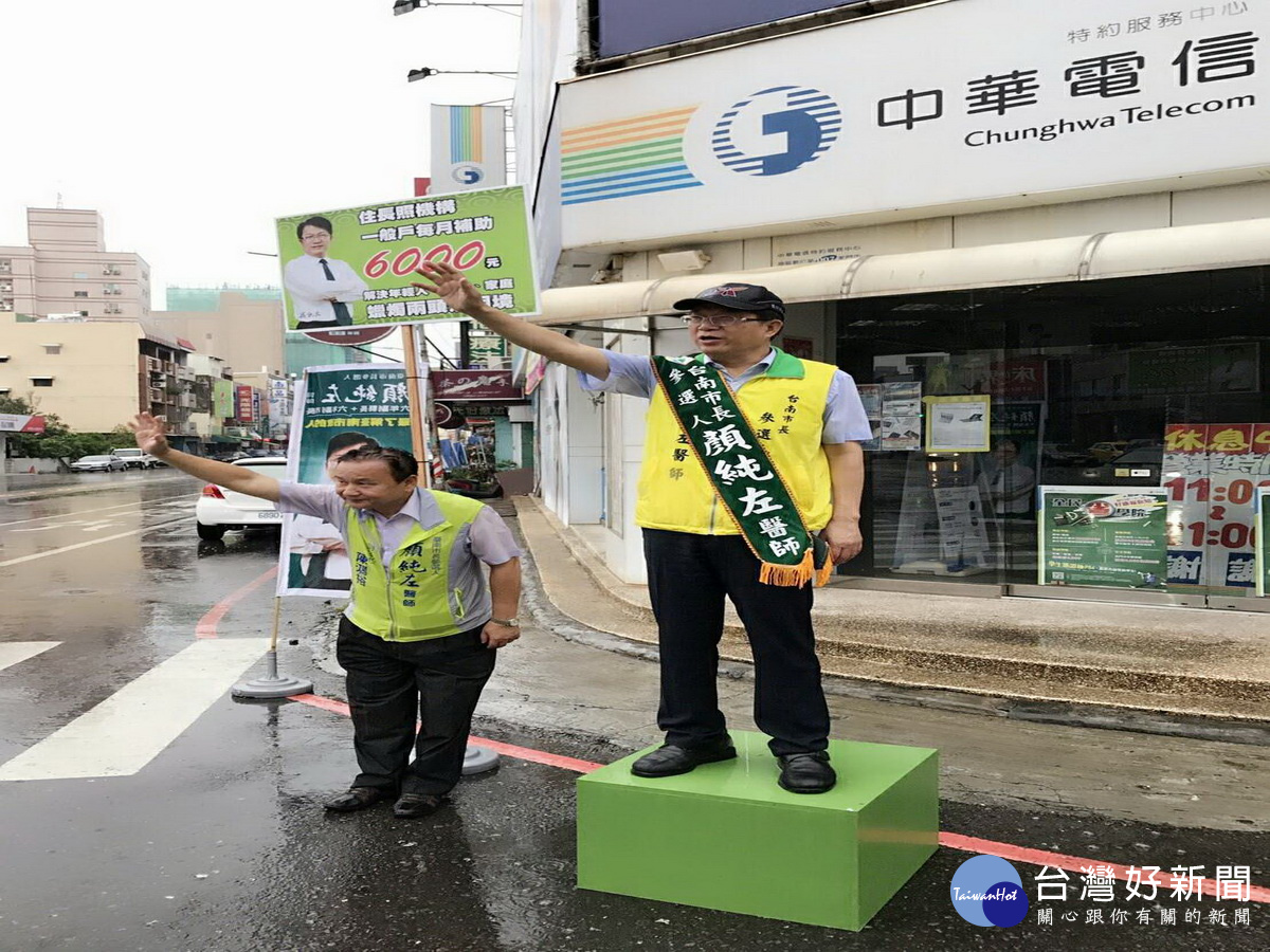 站在路口鞠躬拜票　南市參選人顏純左從新營出發  